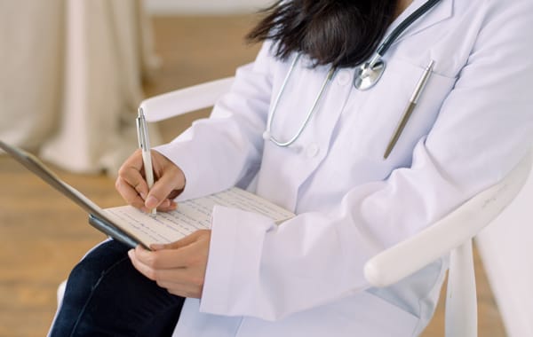 Local de hostelería: barra protagonista y atmósfera