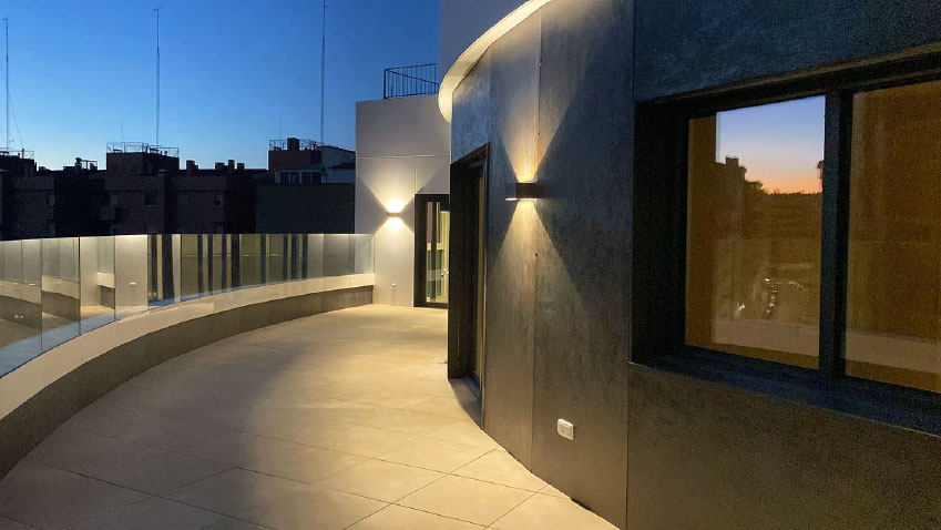 Reforma de salón: chimenea y biblioteca a medida